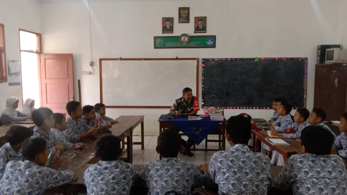 Babinsa Koramil Sragi Serda Sugiarto Ngajar di Kelas, Ini Materi Pembelajarannya