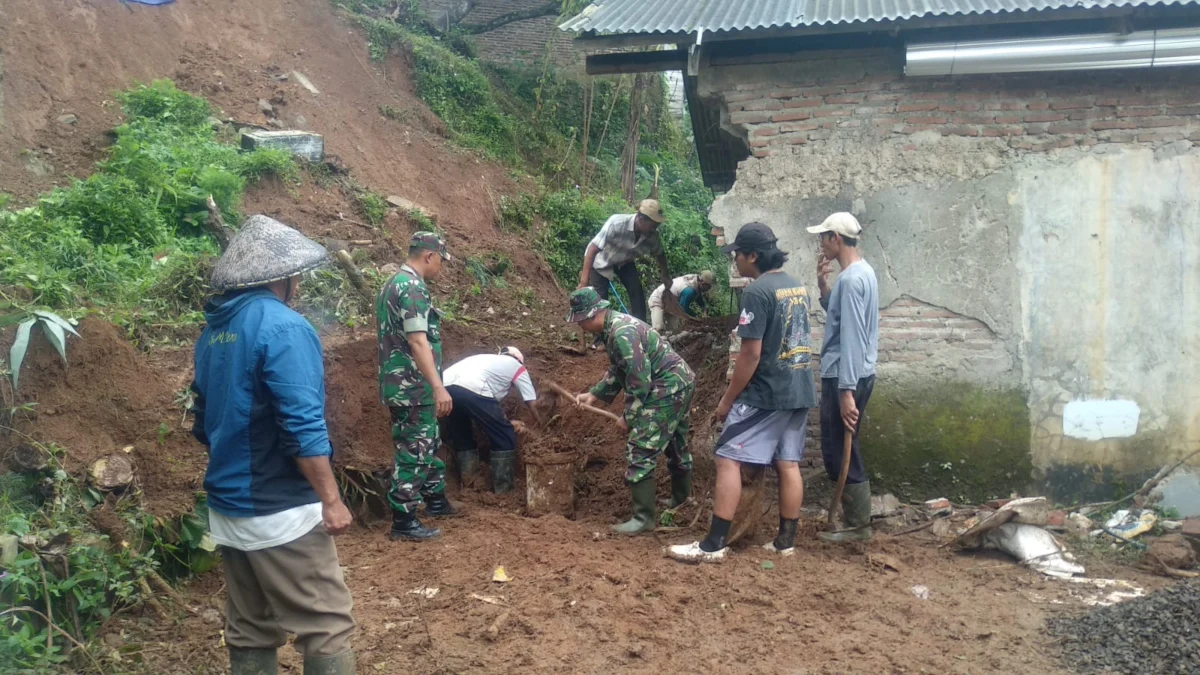 bersihkan longsor di lambanggelun