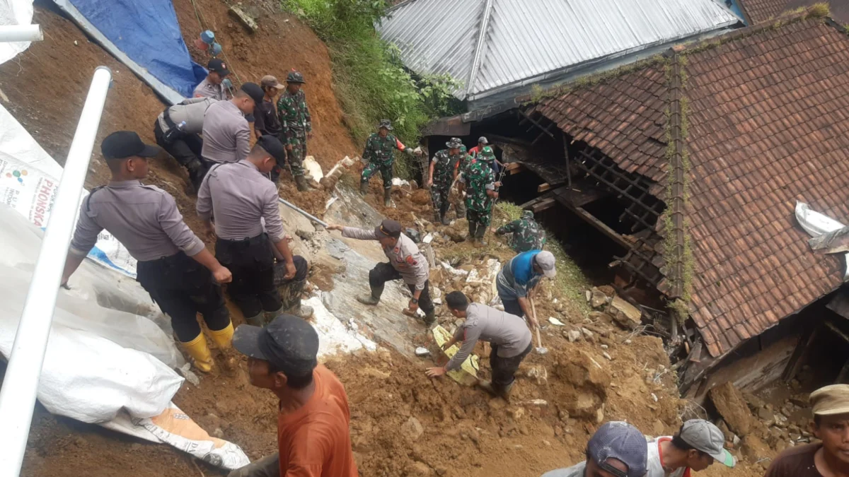 TNI-Polri dan Warga Bersinergi Bersihkan Material Tanah Longsor di Desa Depok