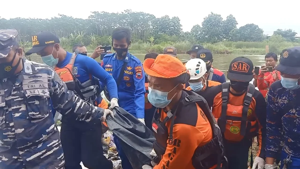 evakuasi mayat sungai pencongan