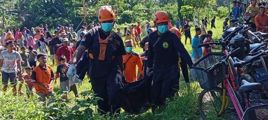 evakuasi mayat mengapung di sungai