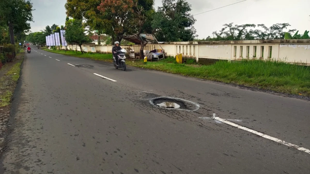 Musim Hujan, Waspadai Jalan Penuh Lubang, Rawan Picu Laka Lantas