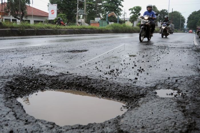 jalan berlubang