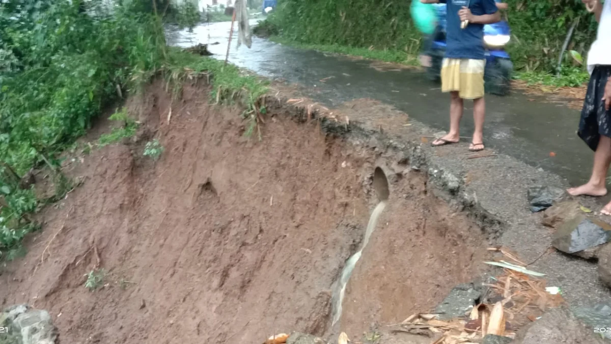 Hujan Lebat, Talud Jalan Desa Lumeneng Longsor