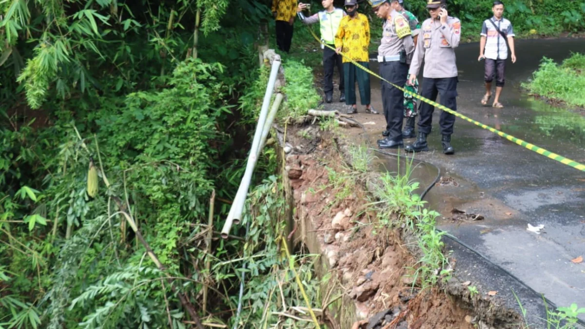 Jembatan Kali Wedang Ambrol, Awas Lalui Jalur Kajen - Kandangserang