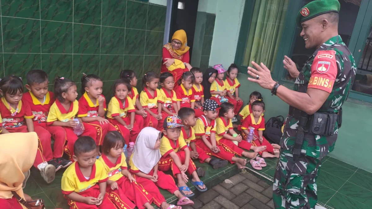 Outing Class, Puluhan Anak Paud KB RA Kartini Desa Ketitang Kidul Datangi Makoramil Bojong