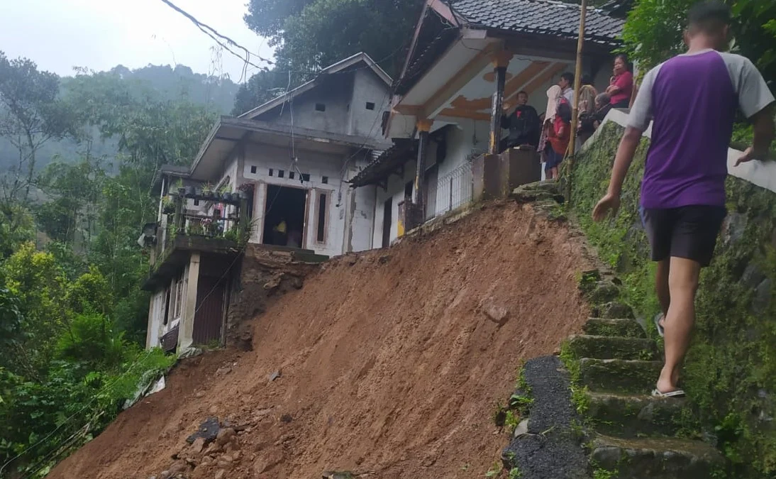 Malam Jumat Kliwon, Kecamatan Lebakbarang Dihajar Longsor