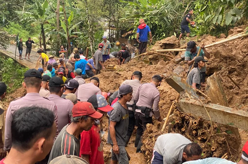 Buka Akses Jalan Tertutup Longsor, Tim Gabungan TNI-Polri dan BPBD Dikerahkan Ke Lebakbarang