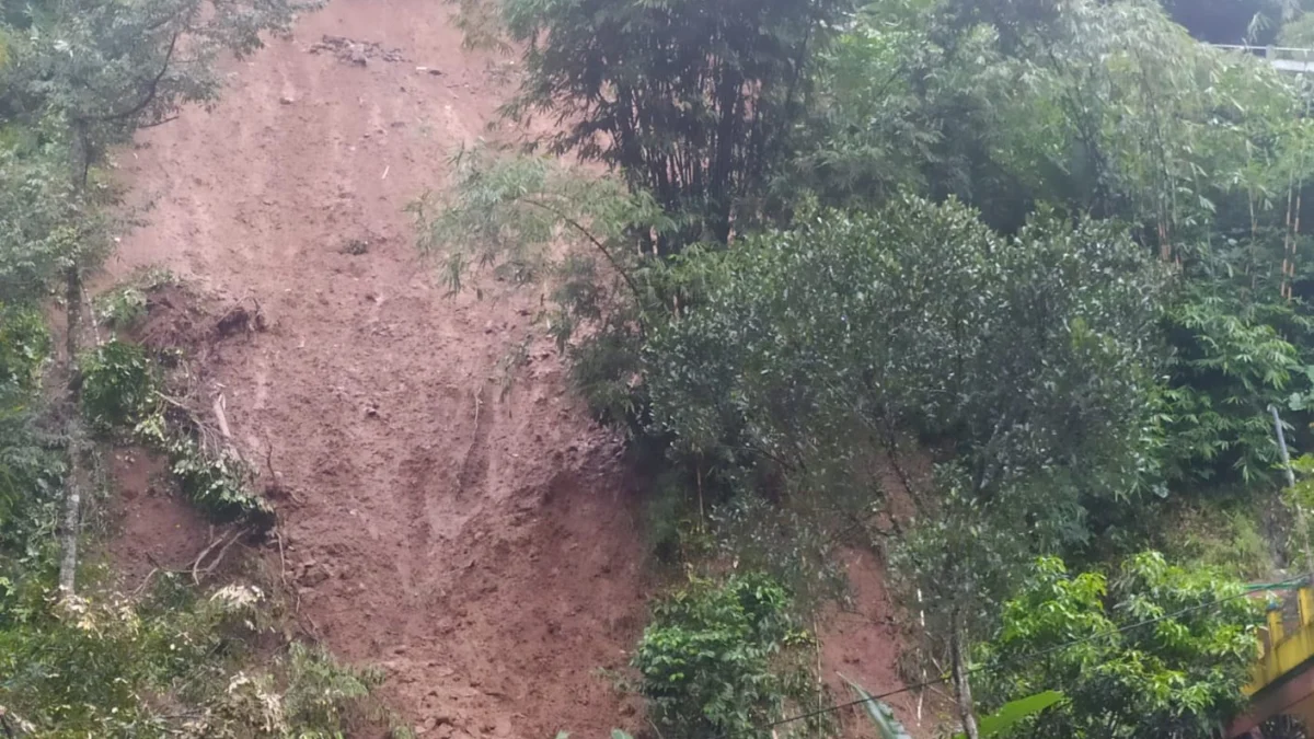 Naik Sepeda Motor, Kapolres Pekalongan Datangi Lokasi Longsor di Kecamatan Lebakbarang