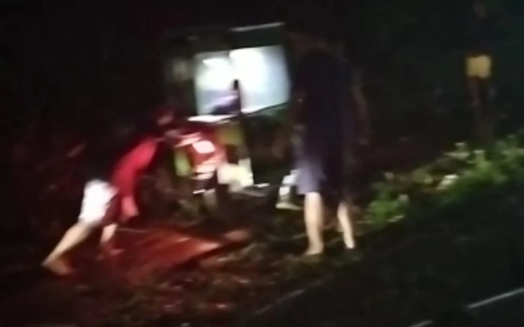 5 Titik Longsor di Jalur Paninggaran-Kandangserang, Anggota DPRD Pekalongan M Nasron Terjebak Longsor