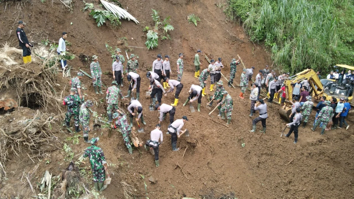 Sinergitas TNI-Polri Buka Akses Jalan Tertutup Longsor di Wonosido Lebakbarang