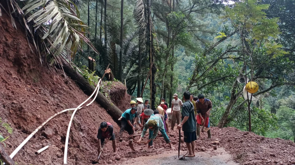 Dua Hari Evakuasi Longsor di Desa Sidomulyo, Jalan Menuju Dukuh Parakandowo Sudah Bisa Dilewati