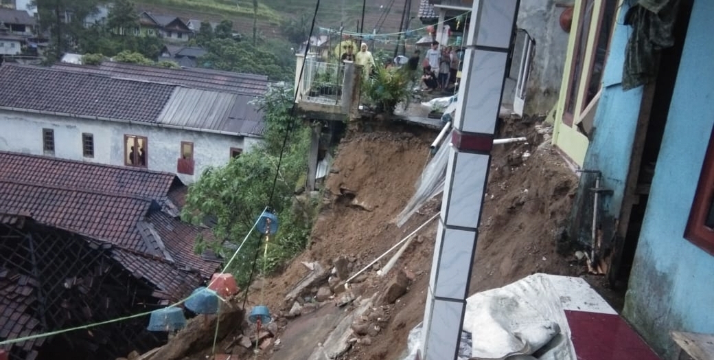 Longsor di Desa Depok Lebakbarang, 4 Rumah Rusak, Jalan Lingkungan Hilang 15 M