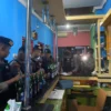 Warung Swike dan Tempat Hiburan Malam Dirazia, Polisi Amankan Ratusan Botol Miras di Kota Santri