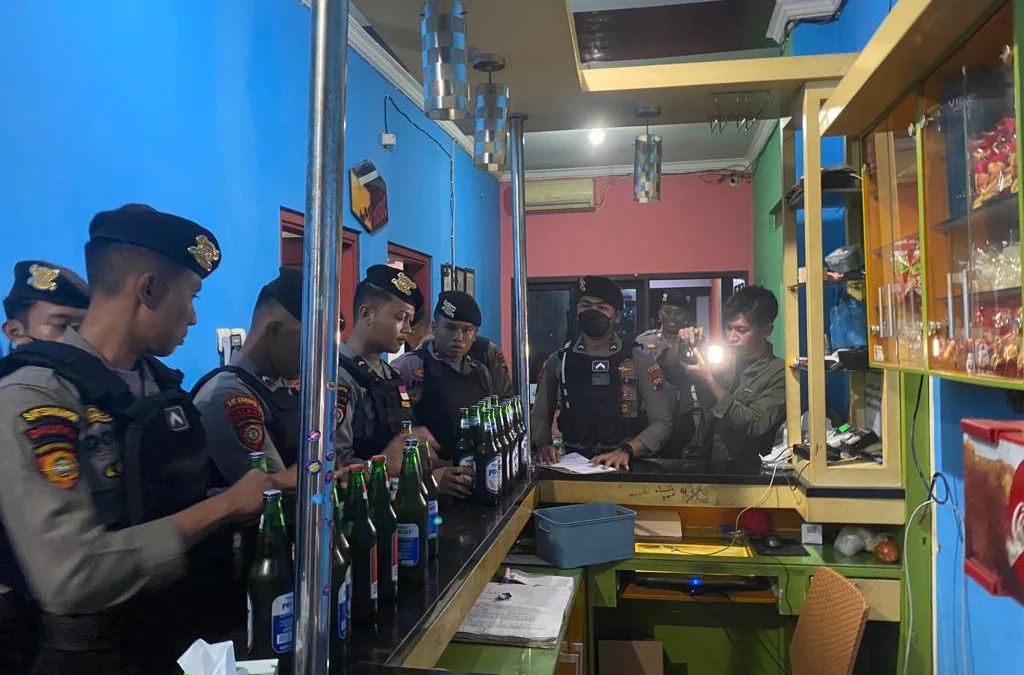 Warung Swike dan Tempat Hiburan Malam Dirazia, Polisi Amankan Ratusan Botol Miras di Kota Santri