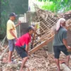 Rumah Ambruk, Rodhiyah Hanya Bisa Pasrah