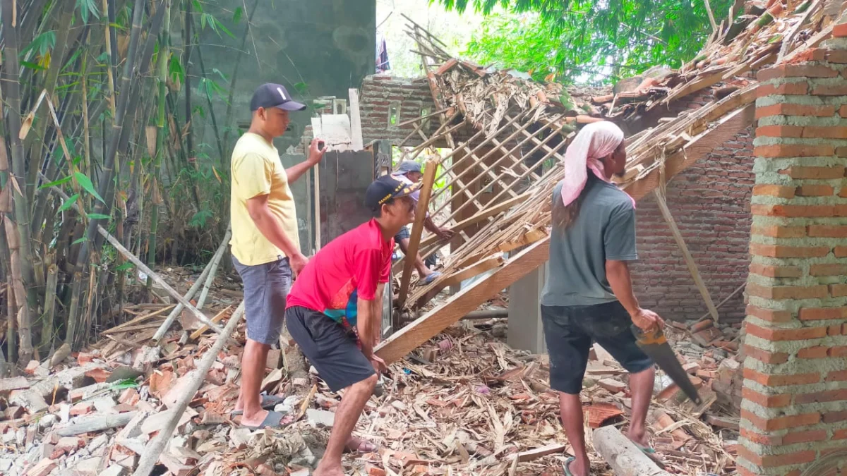 Rumah Ambruk, Rodhiyah Hanya Bisa Pasrah