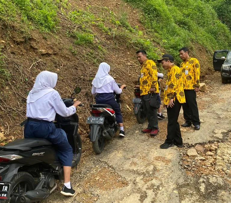 Video Pelajar Baca Surat Terbuka untuk Bupati Pekalongan Fadia Viral, Minta Jalan Rusak Petungkon - Sidomulyo Diperbaiki