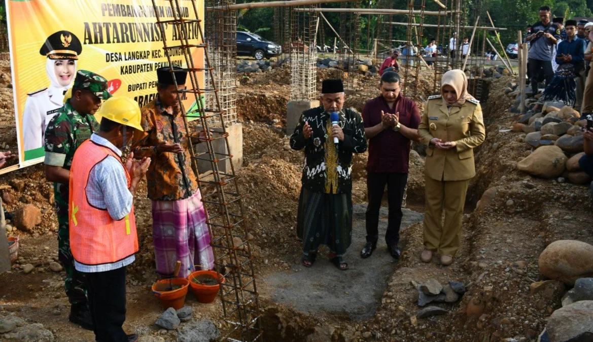 Bupati Fadia Letakkan Batu Pertama Pembangunan Masjid Akhtarunnisa Arafiq Desa Langkap