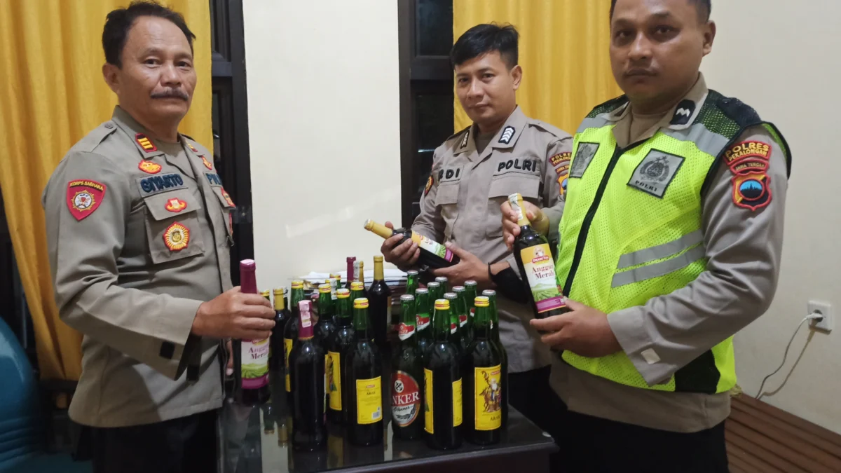 Cipta Kondisi, Polsek Karanganyar Razia Kebon Suwong Puluhan Botol Miras Diamankan