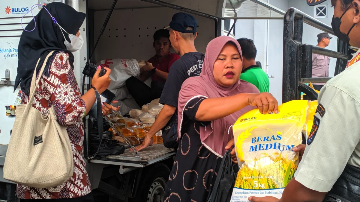 Bazar pangan murah menyalurkan 500 paket sembako