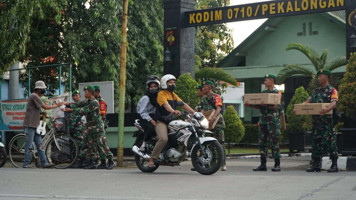 Kodim Pekalongan bagikan takjil gratis