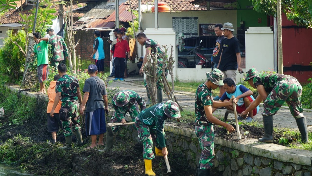 Koramil 01 Pekalongan Barat dan warga bersihkan Sungai Asem Binatur