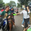 Bagikan Takjil, Puluhan Wanita Cantik Pekerja Karaoke Curi Perhatian Pengguna Jalan