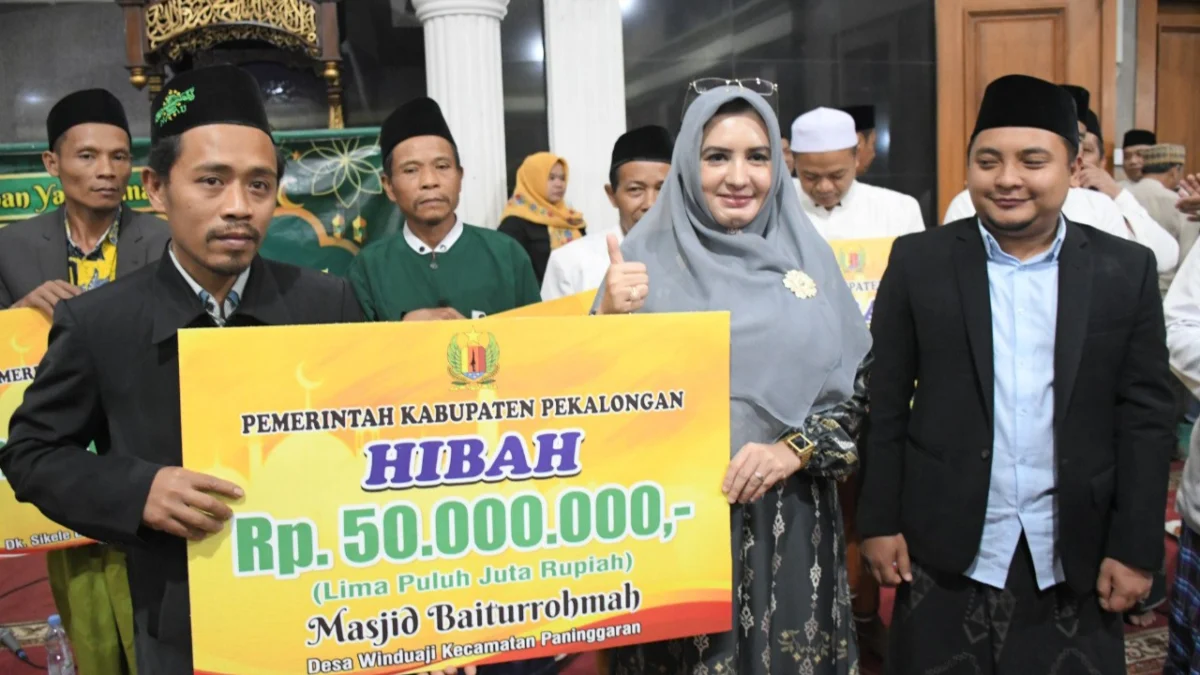 Bupati Fadia Salurkan Hibah Tempat Ibadah Di Paninggaran