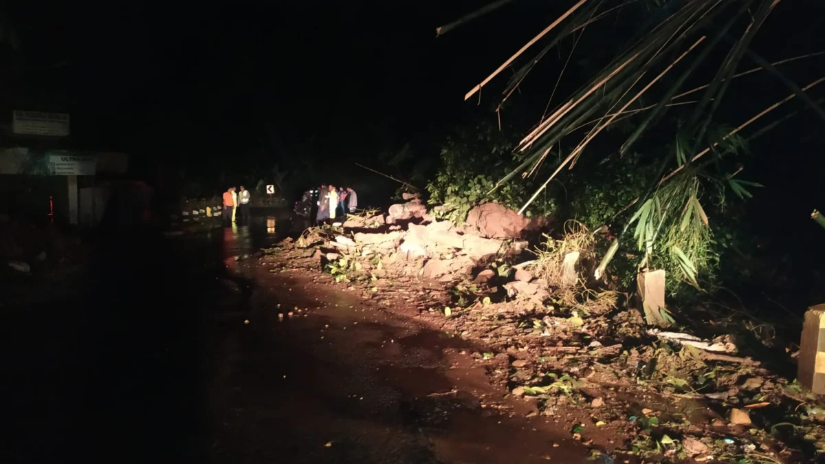 tanah longsor tutup akses jalan