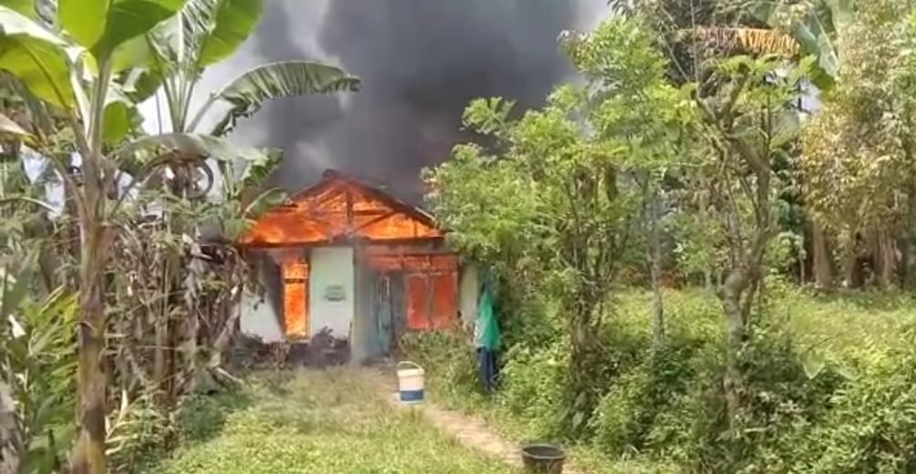 rumah di desa lebakbarang ludes terbakar