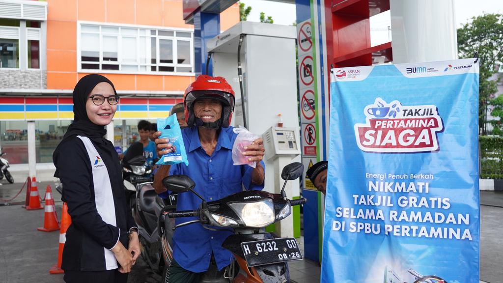 002-Pertamina Patra Niaga Jawa Bagian Tengah Bagikan 13.630 paket Takjil di 227 SPBU