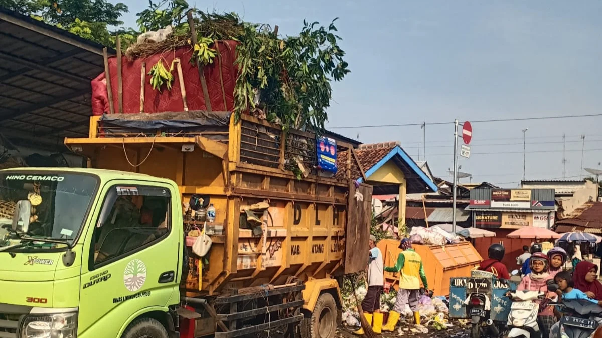 100 Petugas Kebersihan DLH Batang