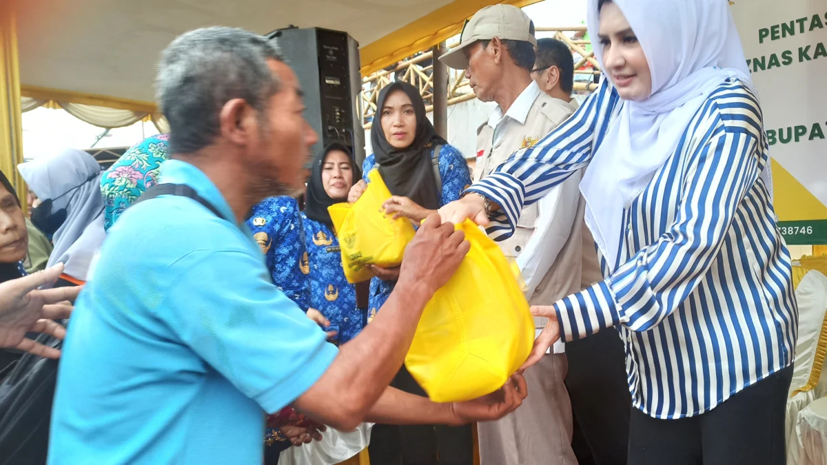 Cegah Inflasi Jelang Lebaran, Bupati Fadia Kembali Bagikan Bingkisan Gratis