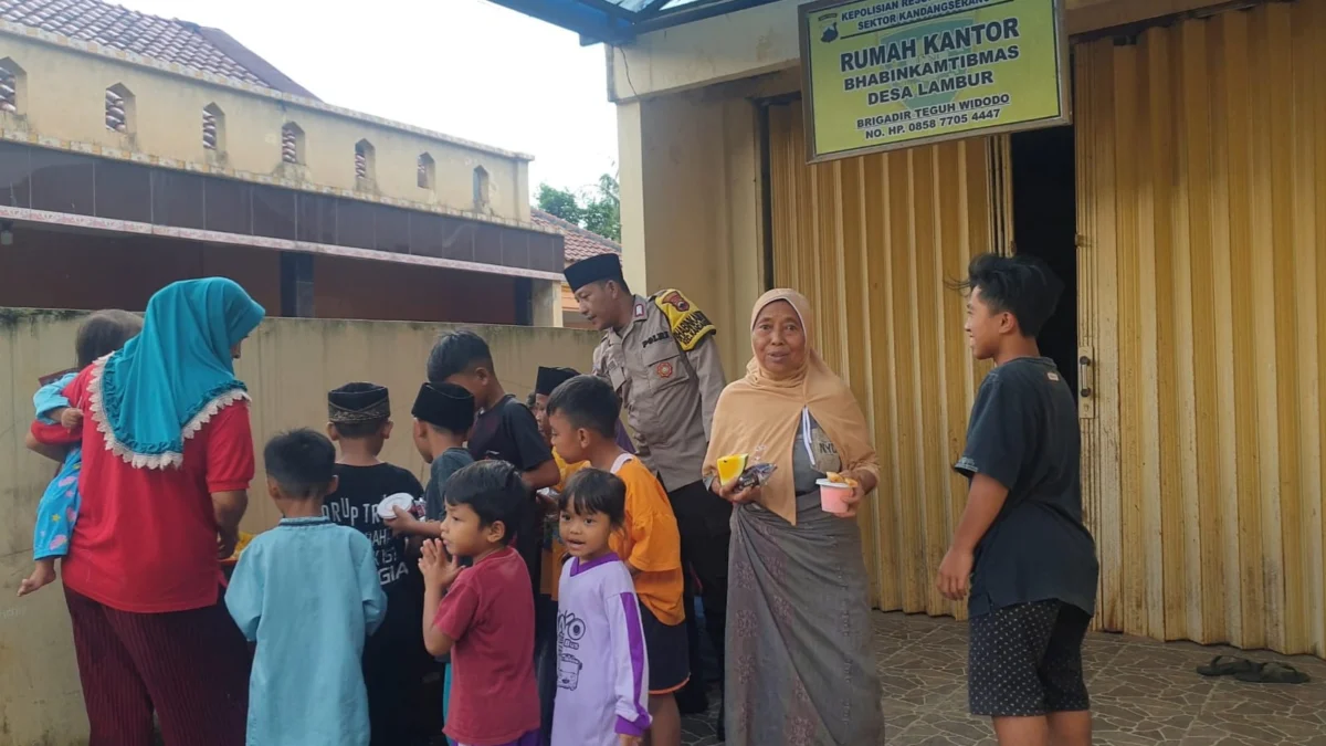 bhabinkamtibmas polsek kandangserang bagi takjil