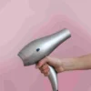 Mengeringkan rambut dengan hair dryer