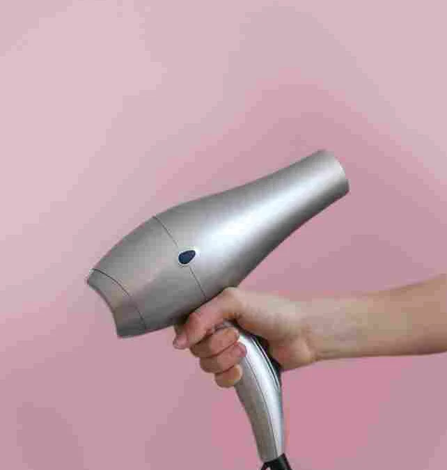 Mengeringkan rambut dengan hair dryer