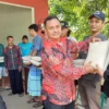 Wakil Pimpinan DPRD Kabupaten Pekalongan H. Sumar Rosul, Sip, MAP secara simbolis menyerahkan bantuan hibah kepada anggota Kelompok Tani, Tundansari Desa Sidorejo, Tirto. (Triyono)