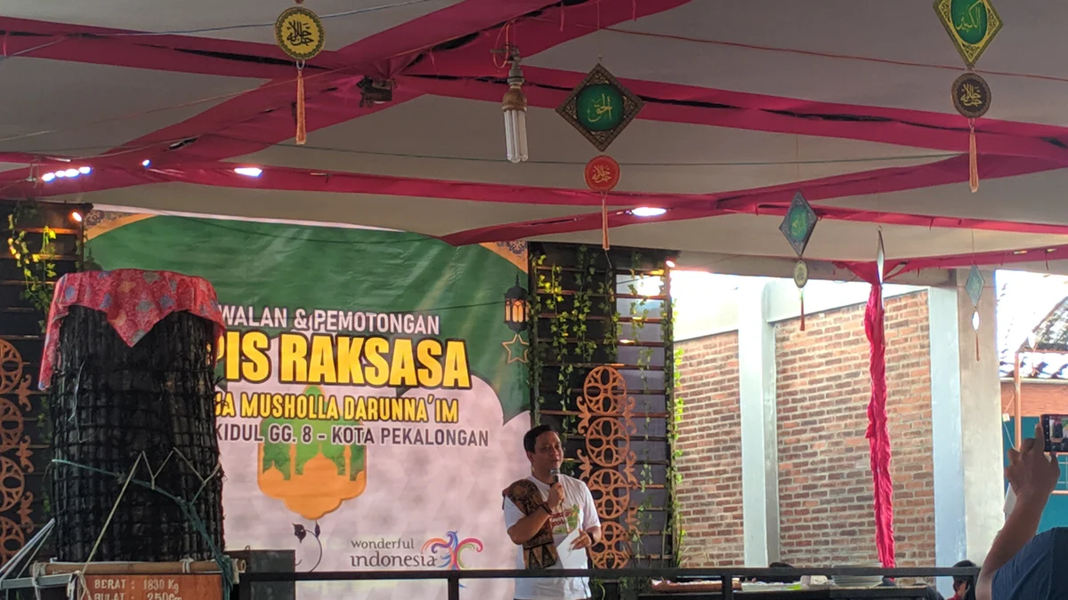 Tradisi Syawalan Lopis Raksasa Pekalongan