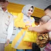 Bupati Fadia Bagikan Ribuan Paket Lebaran di Pasar Rakyat