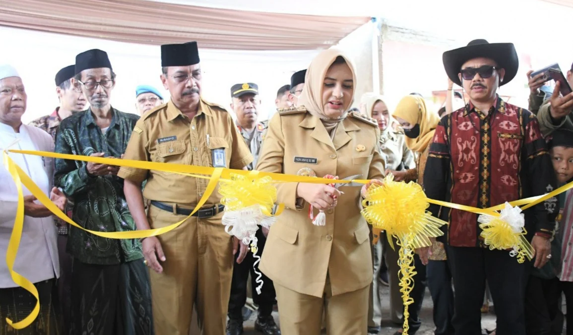 Resmikan Mushola Perum Cahaya Pegaden Asri, Bupati Fadia Gelontorkan Rp 85,5 Juta Untuk Akses Jalan Setempat