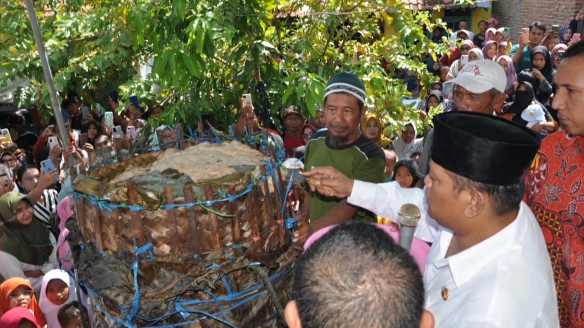 Tradisi Syawalan, Ratusan Warga Wonokerto Rebutan Lopis Raksasa Hasil Patungan