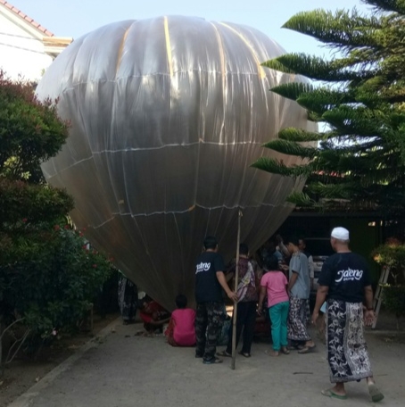 tradisi melepas balon