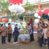 001-Launching SMA IT Assalaam Pekalongan dengan melepas balon merah putih.