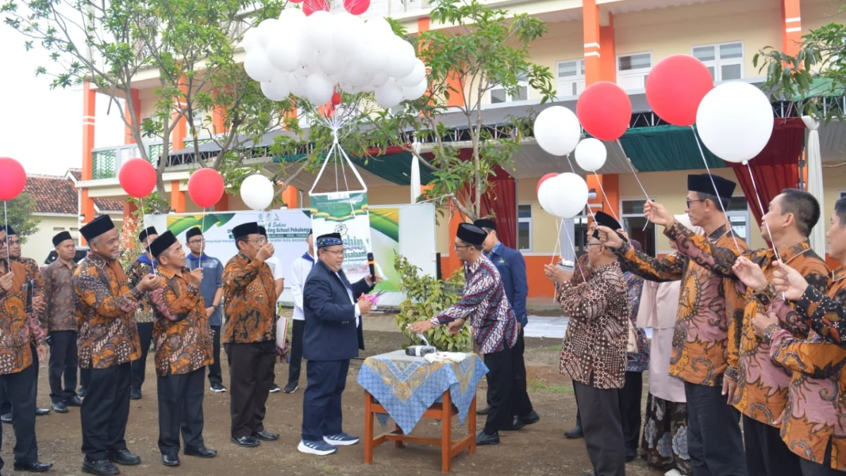 001-Launching SMA IT Assalaam Pekalongan dengan melepas balon merah putih.