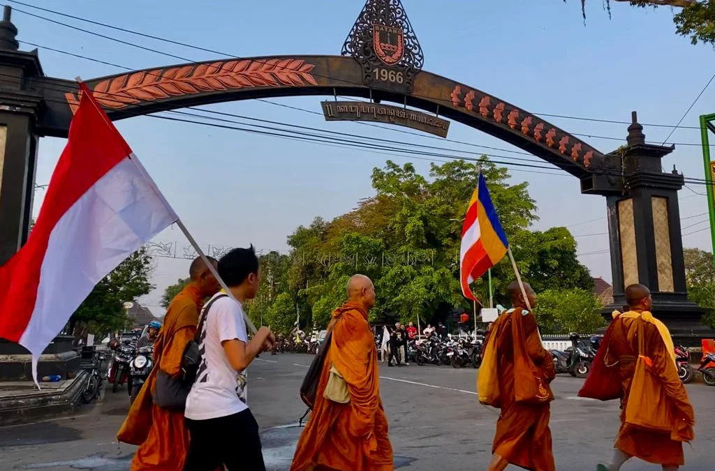 3 Bendera yang Dibawa pada Ritual Thudong