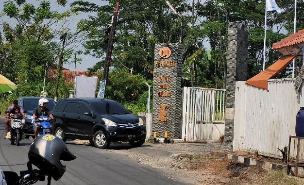 Tim bareskrim mabes polri geledah pabrik