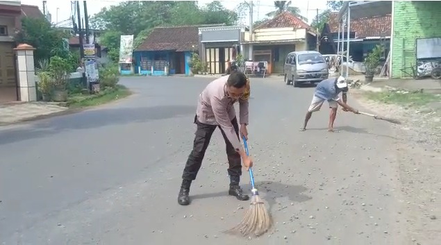 bersihkan ceceran batu split