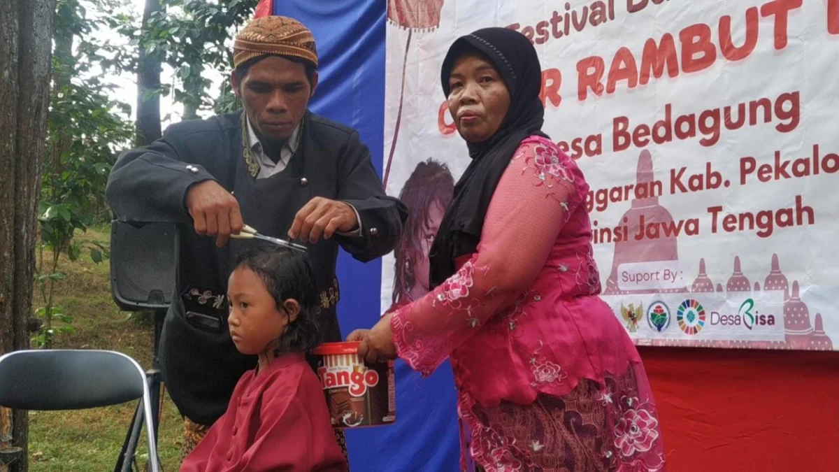 cukur rambut bajang di desa bedagung