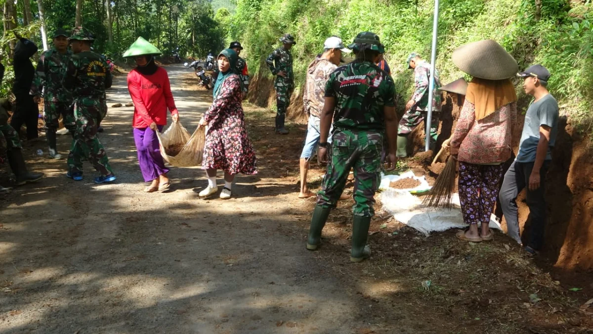 emak-emak ikut gotong-royong bantu satgas tmmd